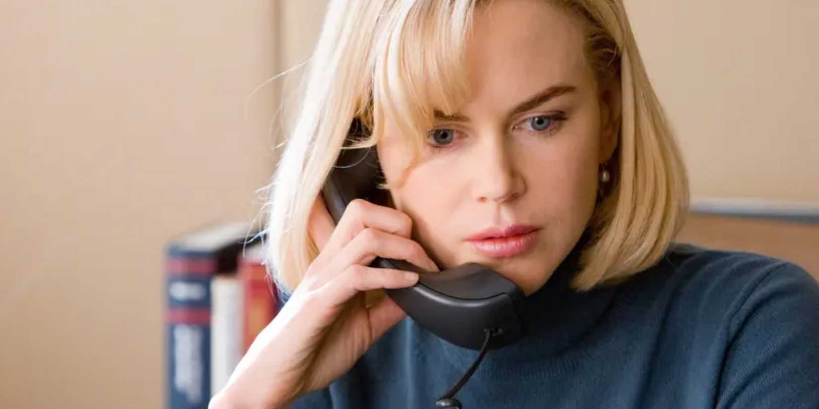 Nicole Kidman as Dr. Carol Bennell on the phone in 'The Invasion' (2007)