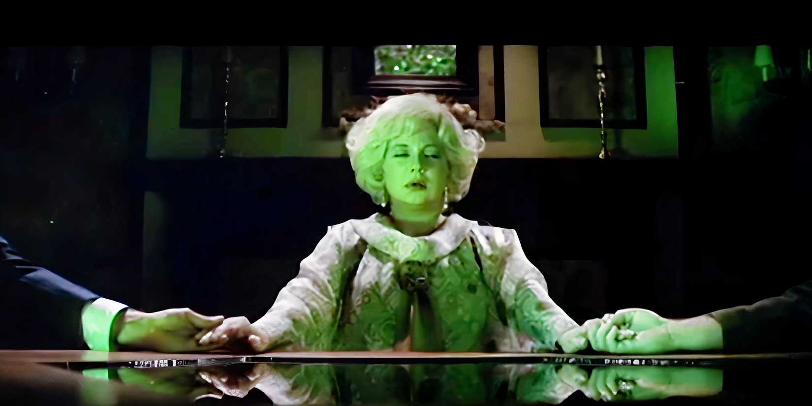 Weird lady in the movie The Manitou performs a seance