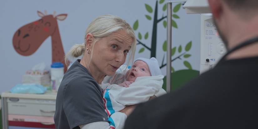 Dana holding Baby Jane Doe and showing her face to Robby in The Pitt.