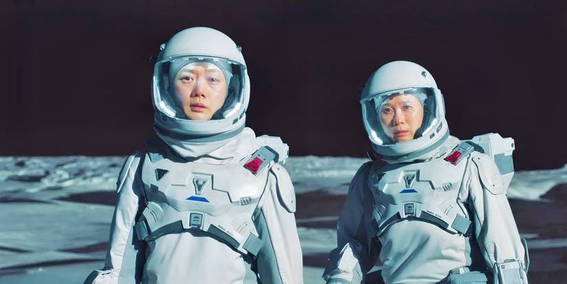 Ji-an e Ga-young em trajes espaciais na superfície lunar em The Silent Sea