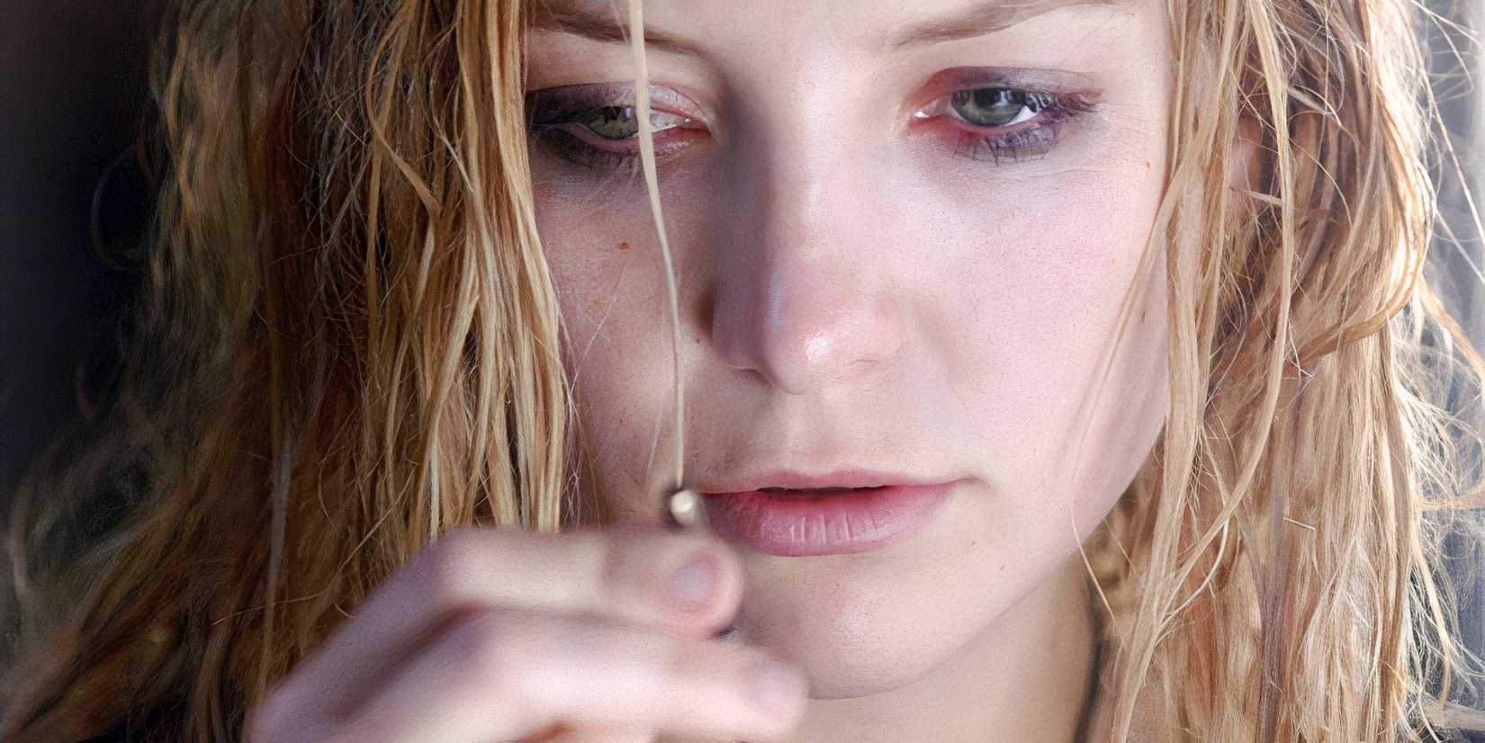 Kate Hudson in The Skeleton Key, staring at a key 