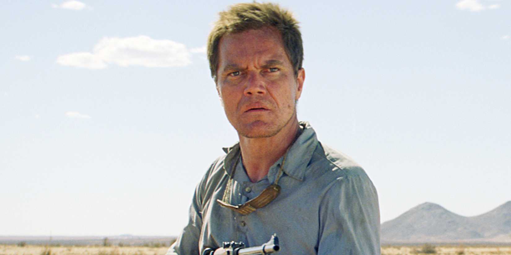 Michael Shannon olhando para frente com uma arma em Young Ones