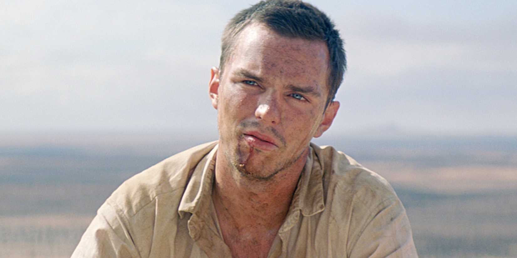 Nicholas Hoult com aparência suja e cansada em Young Ones