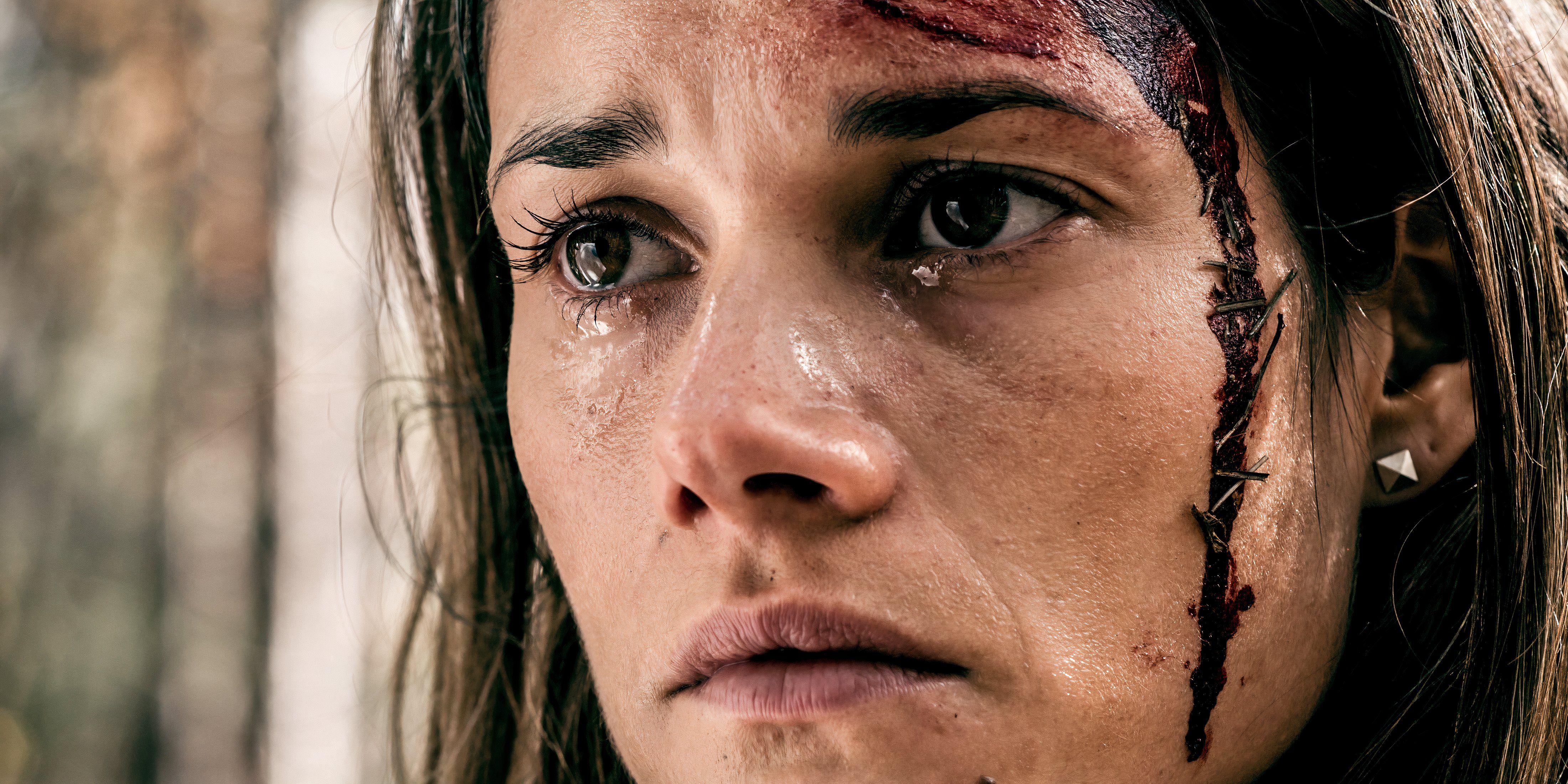 Missy Peregrym as Jenn, looking bloody and scared, in Backcountry 2014