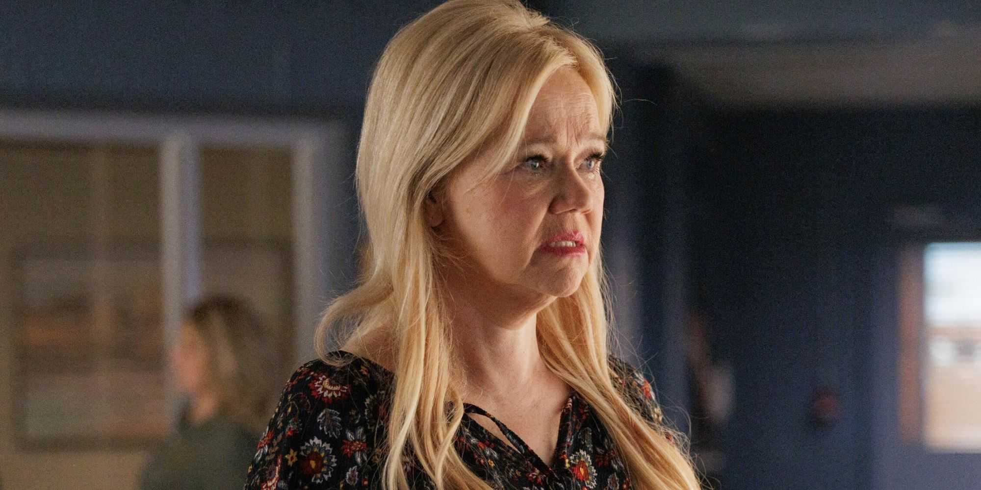 “Compromised” – Sheriff Mickey Fox aids a federal investigation into a high-stakes case involving alleged interstate crime and a web of local land deals. GRAMMY® Award-winner Maren Morris guest stars as Hazel, Skye’s sponsor, on SHERIFF COUNTRY, Friday, May 15 (8:00-9:00 PM, ET/PT) on the CBS Television Network, and streaming on Paramount+ (live and on-demand for Paramount+ Premium plan subscribers, or on-demand for Paramount+. Pictured: Caroline Rhea as Gina. Photo: Darren Goldstein/CBS ©2026 C