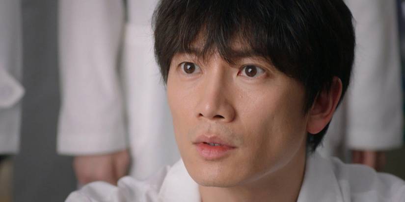 Ji Sung in medical scrubs in the series Doctor John