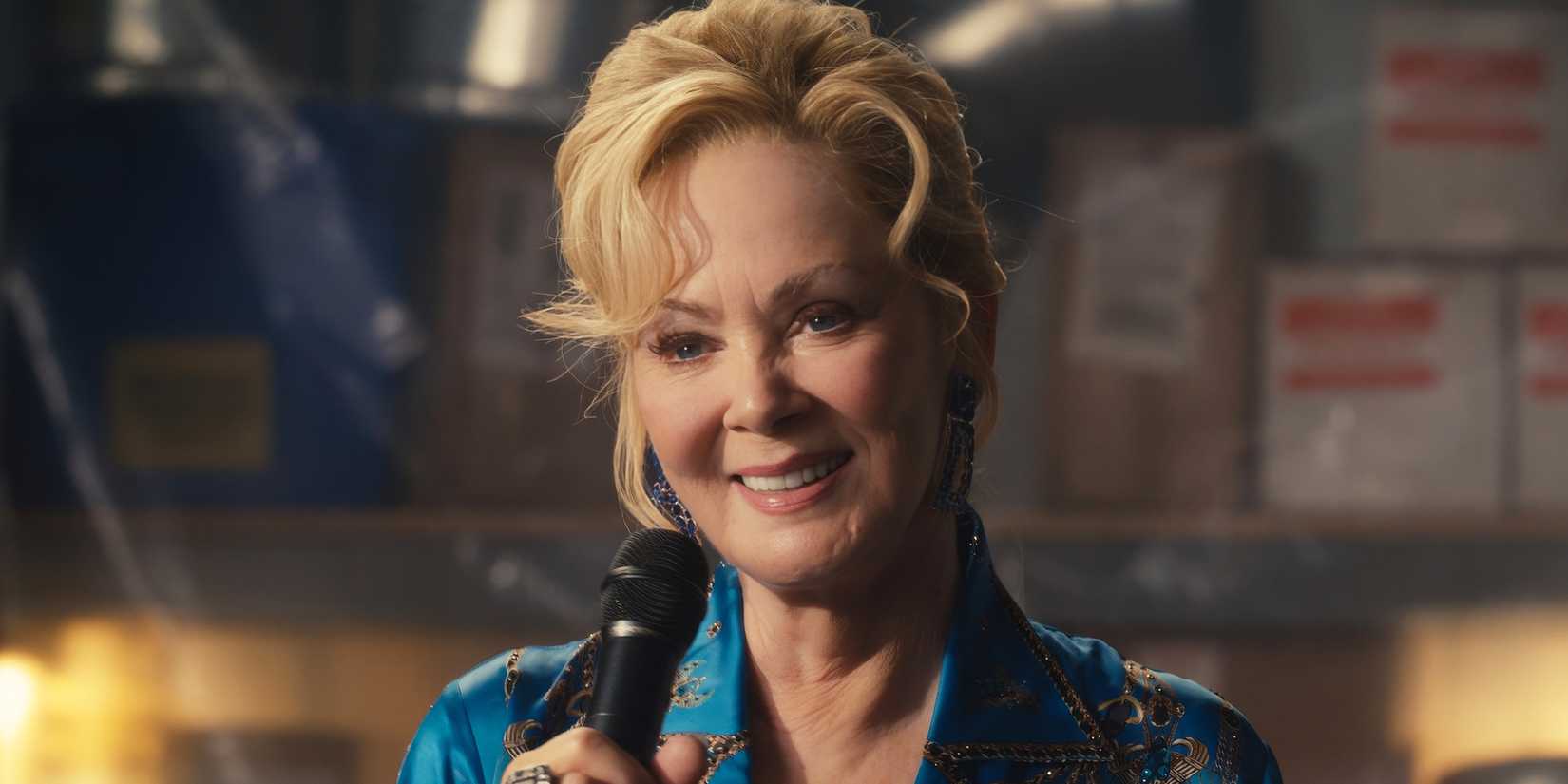 Jean Smart sorrindo com um microfone em Hacks