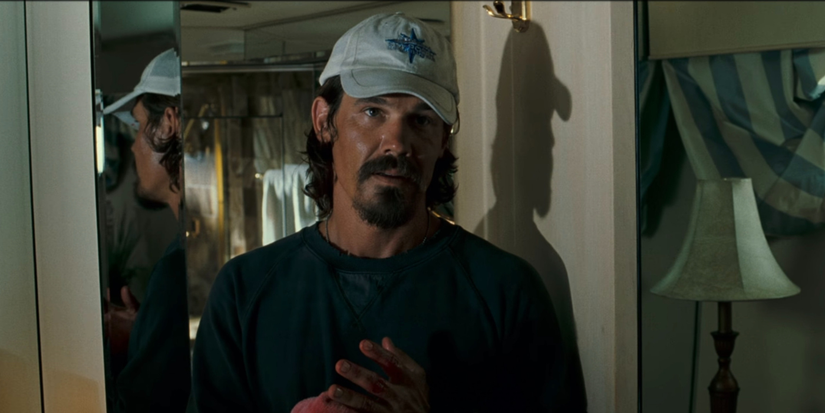 Into-the-Blue-Josh-Brolin-Inside-a-Boat