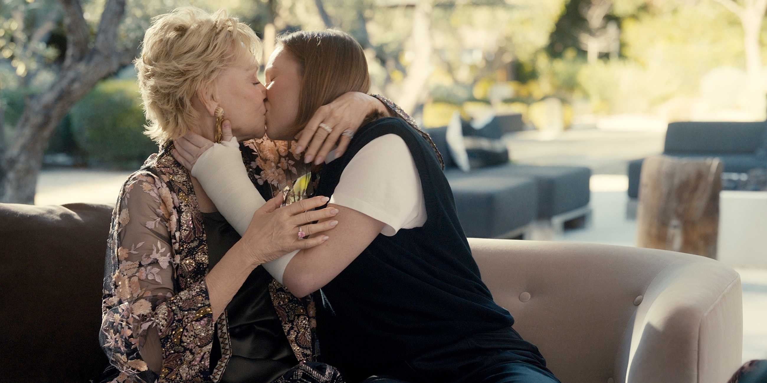 Hannah Einbinder's Ava kissing Jean Smart Deborah in Hacks Season 5