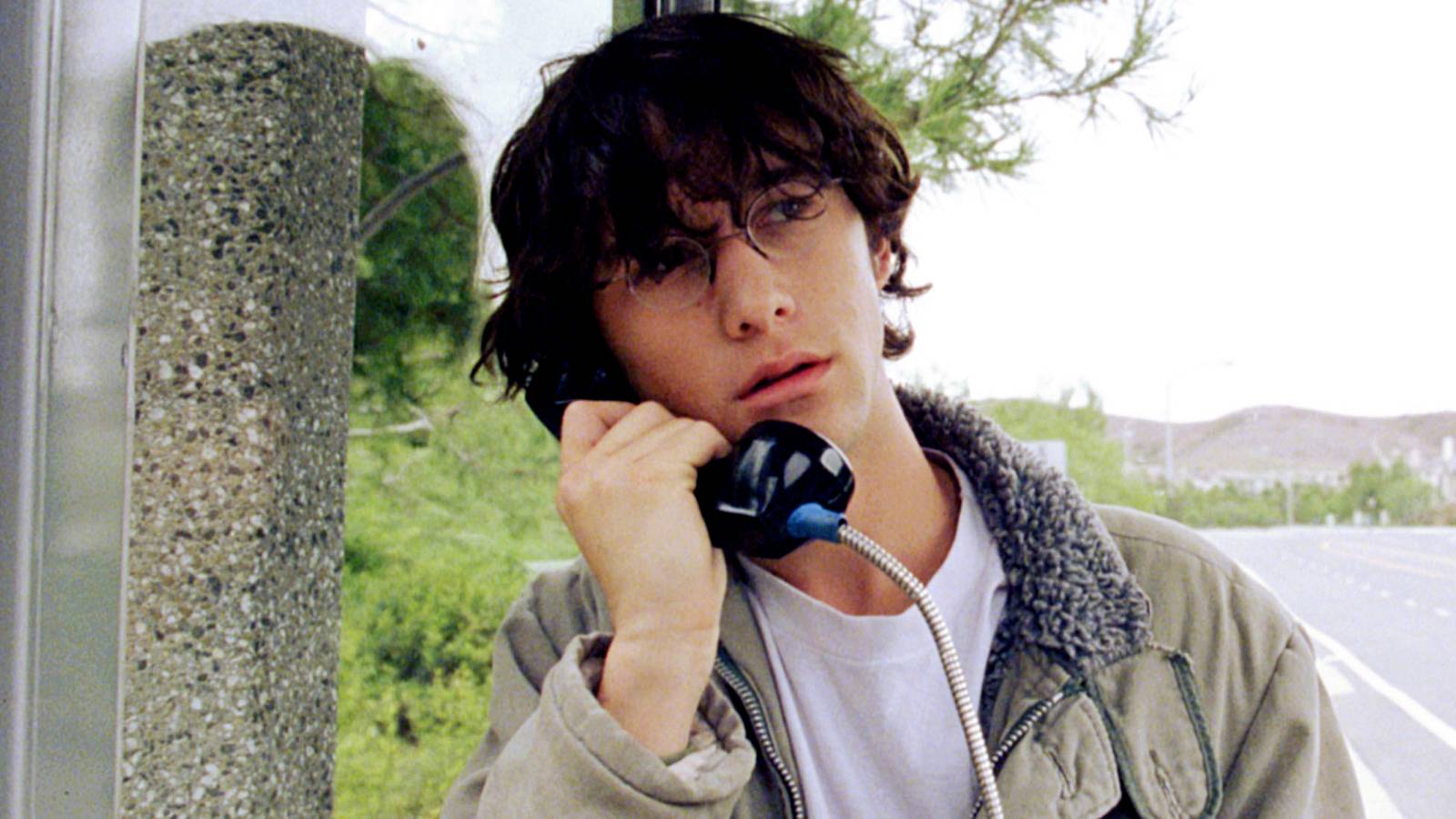 joseph Gordon-Levitt on the phone in Brick