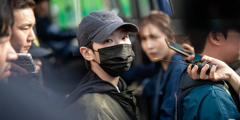 Mo-eun (Kim Go-Eun) wearing a mask in public in 'The Price of Confession'