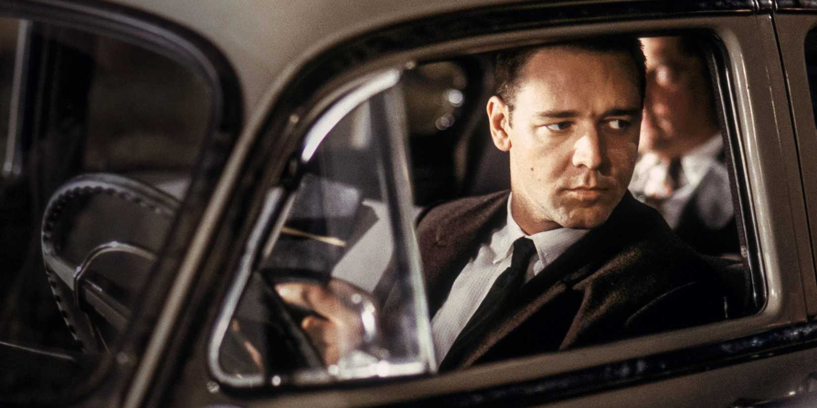 Russell Crowe inside a car looking out a window in L.A. Confidential
