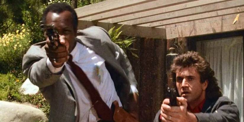 Danny Glover and Mel Gibson aiming their guns in Lethal Weapon