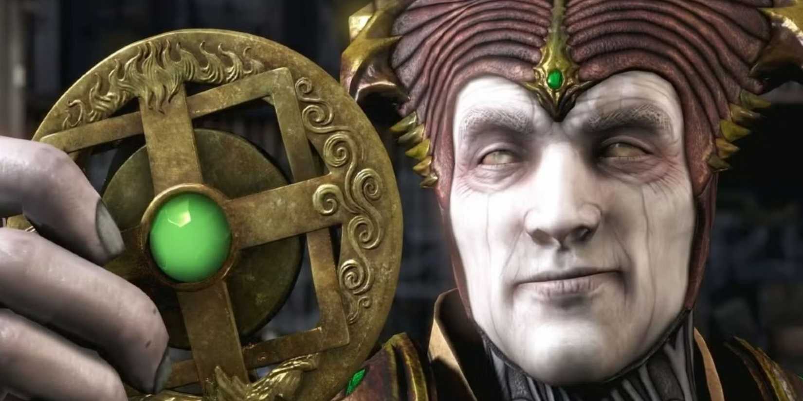 Shinnok holding a medallion in Mortal-Kombat