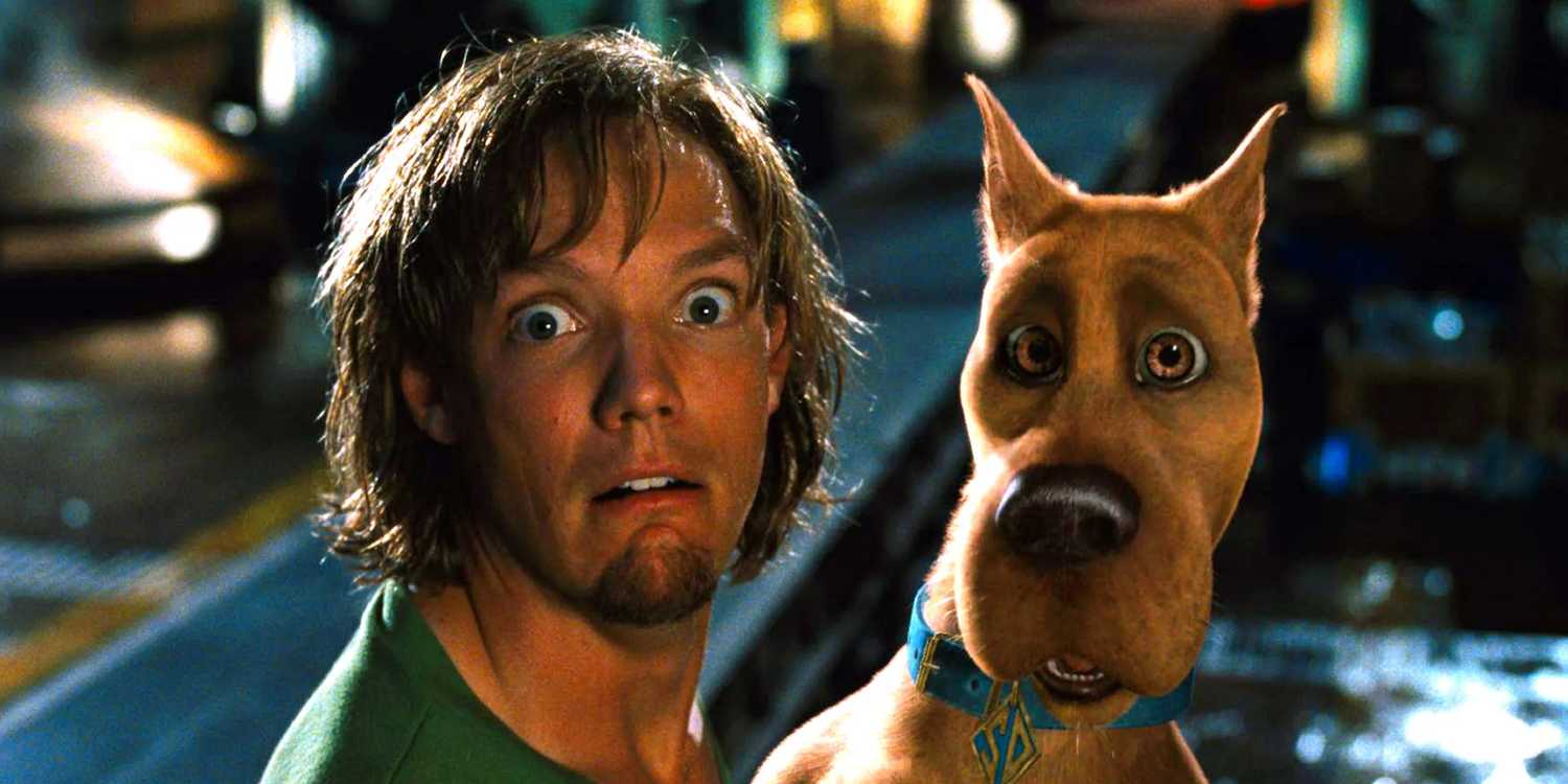 Shaggy (Matthew Lillard) and Scooby-Doo looking scared in 'Scooby-Doo'
