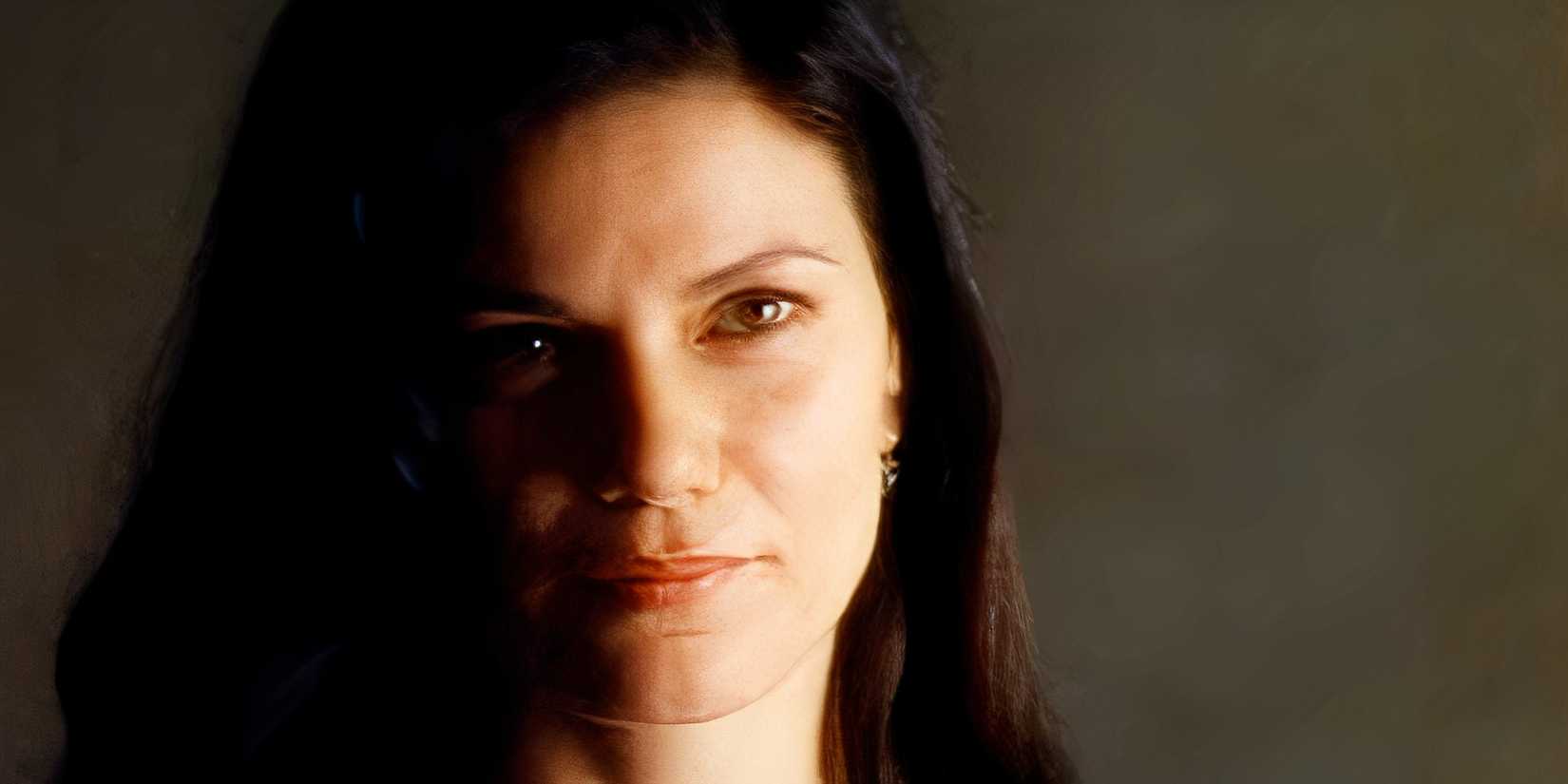 Linda Fiorentino in Jade, smirking 