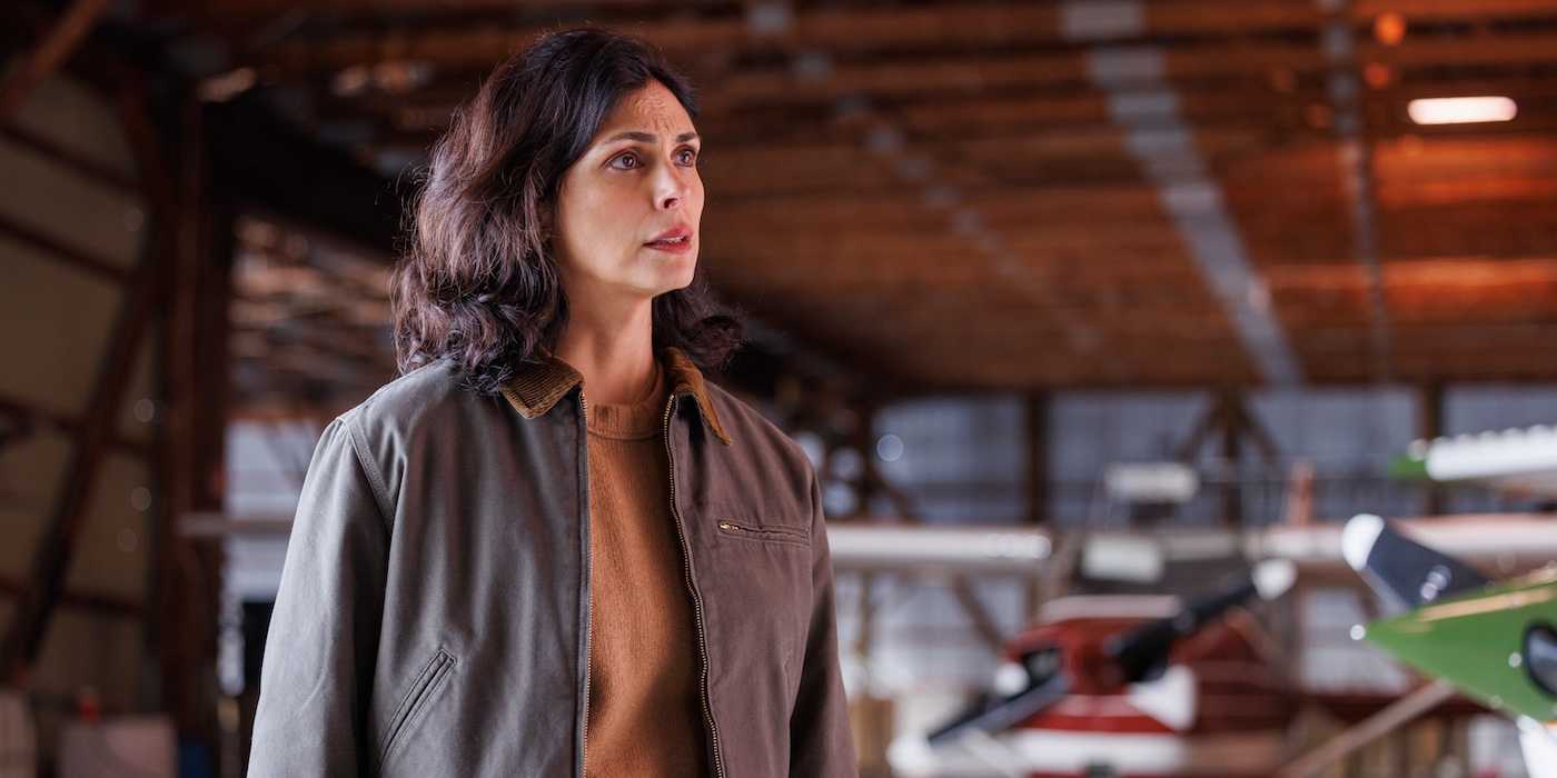 Sheriff Country - Mickey Fox (Morena Baccarin) meets with someone at an air hangar