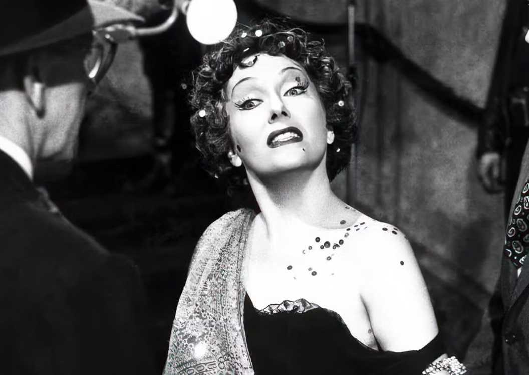 Norma Desmond approaching the camera in Sunset-Boulevard.