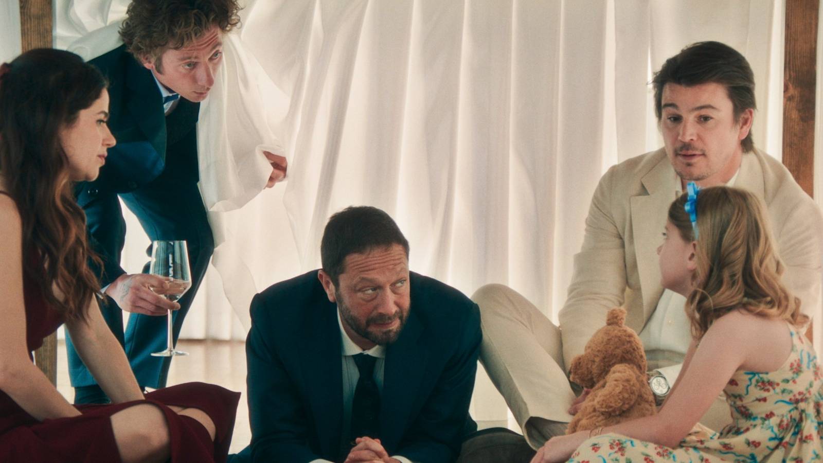 Molly Gordon, Jeremy Allen White, Ebon Moss-Bachrach, Josh Hartnett, Annabelle Toomey under a table at an event