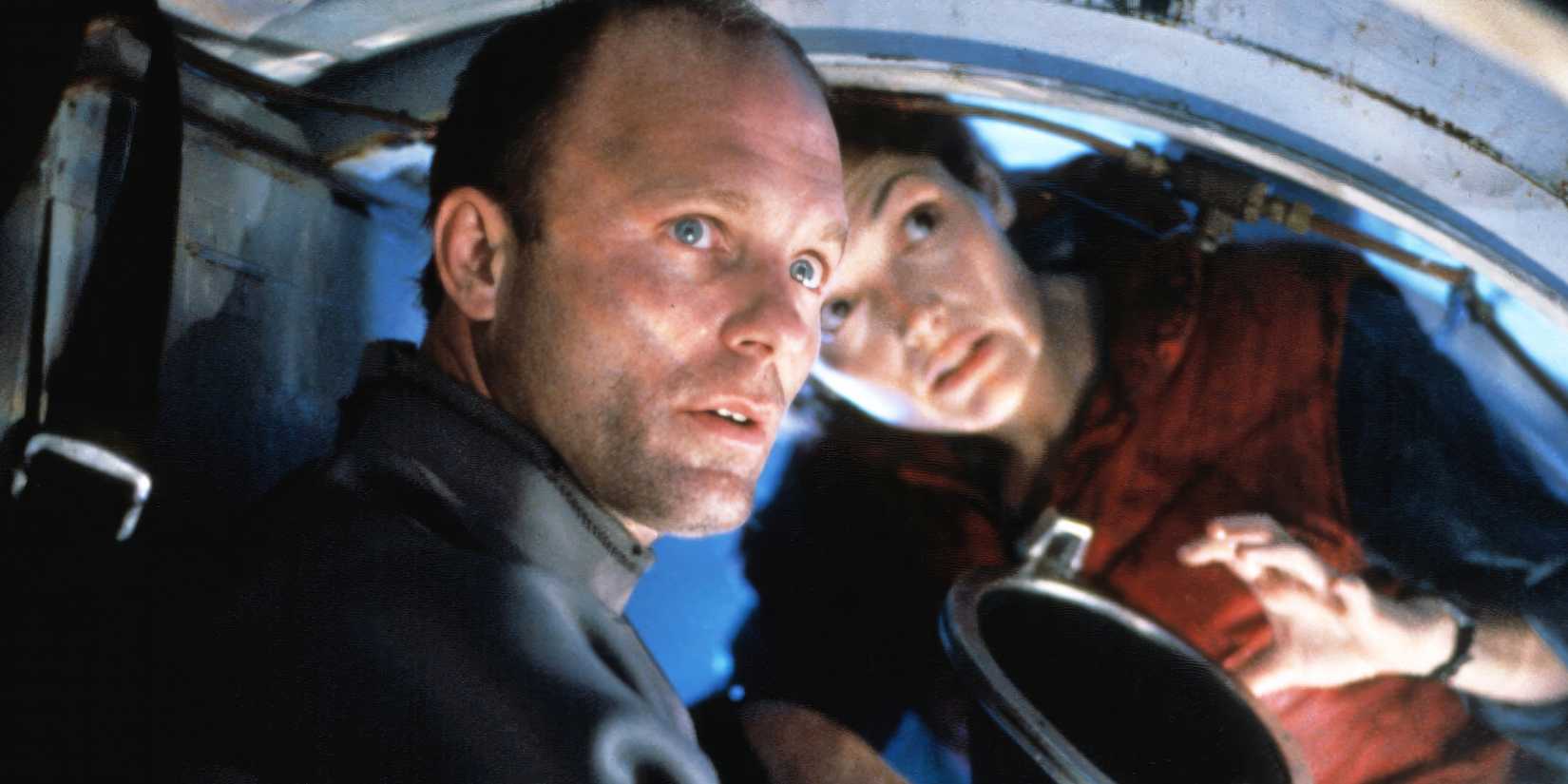 Mary Elizabeth Mastrantonio and Ed Harris in The Abyss