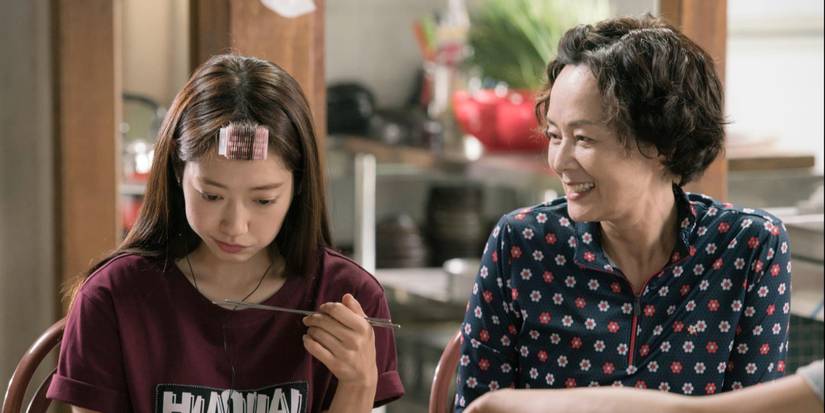 Park Shin-hye eating awkwardly next to Kim Young-ae in The Doctors