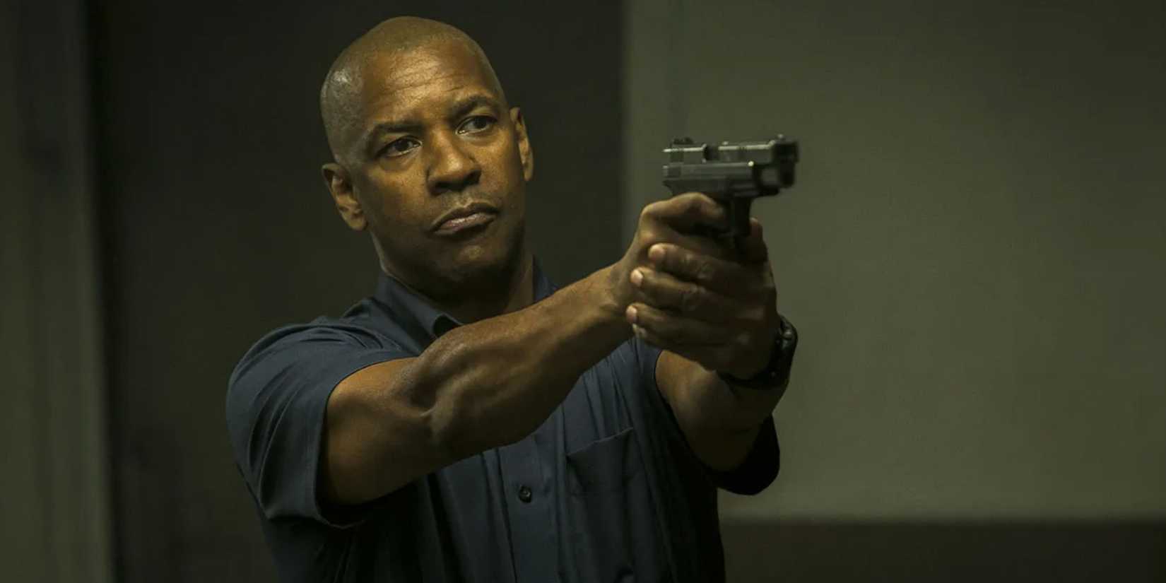 Robert McCall (Denzel Washington) pulls a gun in 'The Equalizer' (2014)