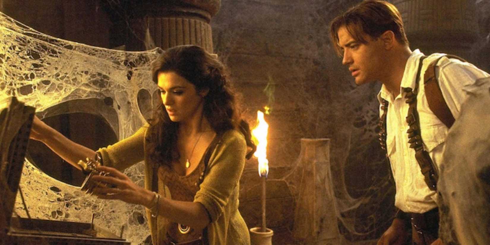 Evelyn O'Connell (Rachel Weisz) y Rick O'Connell (Brendan Fraser) investigan una tumba en 'La Momia Regresa' (2001)