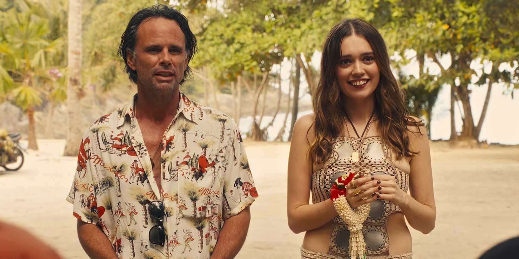 Aimee Lou-Wood and Walton Goggins stood side-by-side in vacation attire in 'The White Lotus'