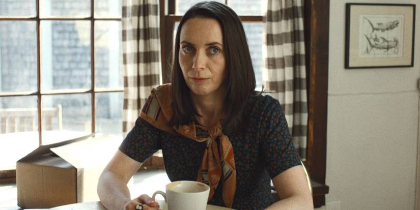 Patricia (Kate O'Flynn) sentada con una taza en 'Widow's Bay'