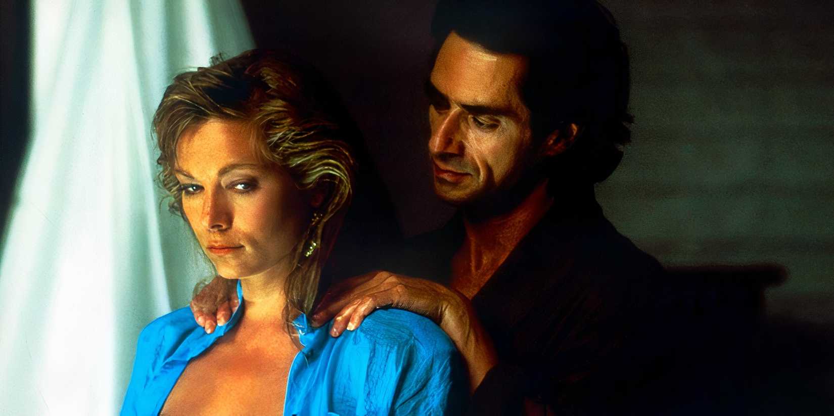 Black Widow, a man and woman, Catharine Petersen (Theresa Russell), in an ominous pose