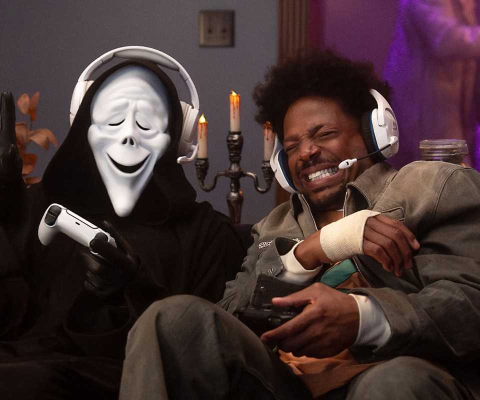 Marlon Wayans plays Shorty in Scary Movie from Paramount Pictures. | © 2026 Paramount Pictures. Ghost Face Spoof Mask protected under copyright registration Fun World Div., Easter Unlimited, Inc.