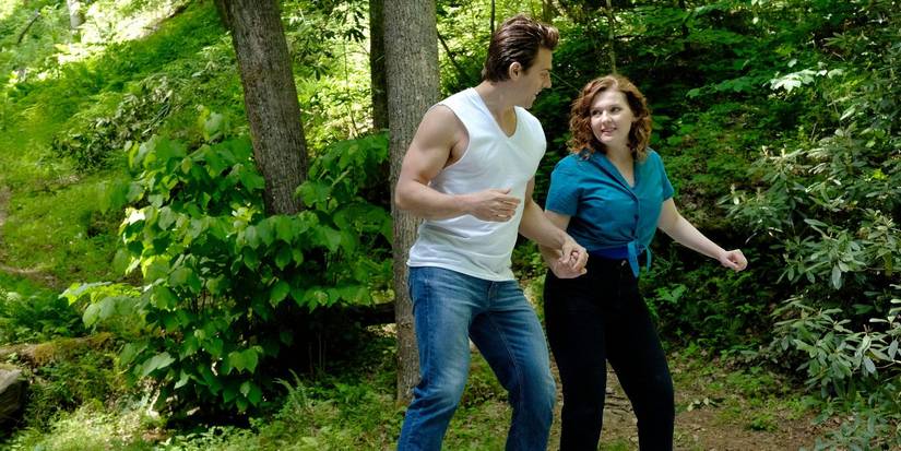 Baby and Johnny dancing as they hold hands.
