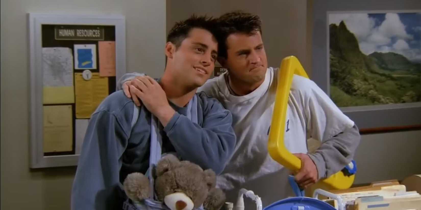 Joey (Matt LeBlanc) and Chandler (Matthew Perry) in 'Friends'