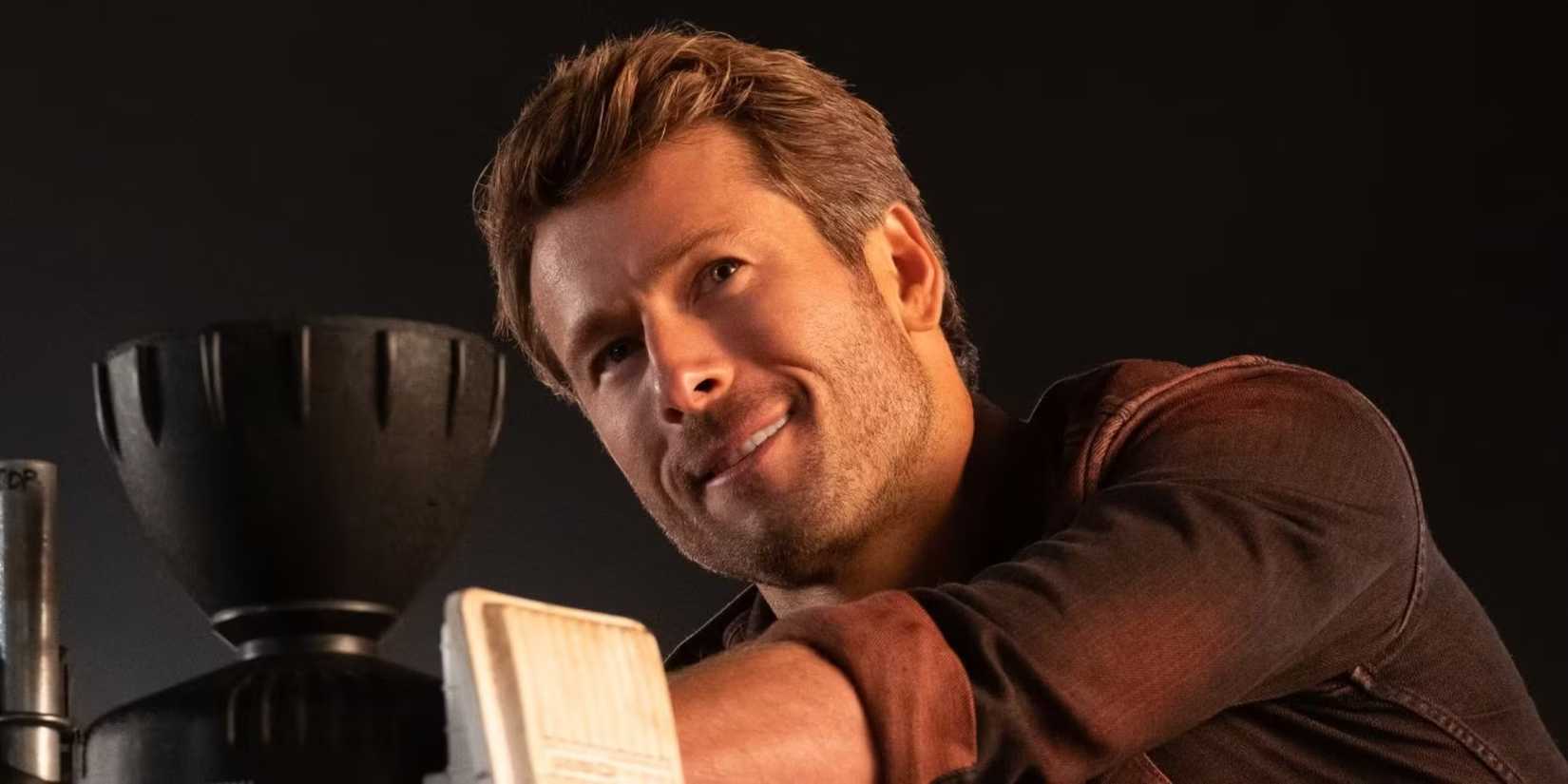 Glen Powell as Tyler Owens, smiling, in Twisters.