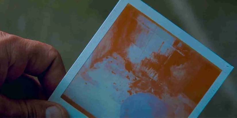 Leonard holding photo in opening of 'Memento'