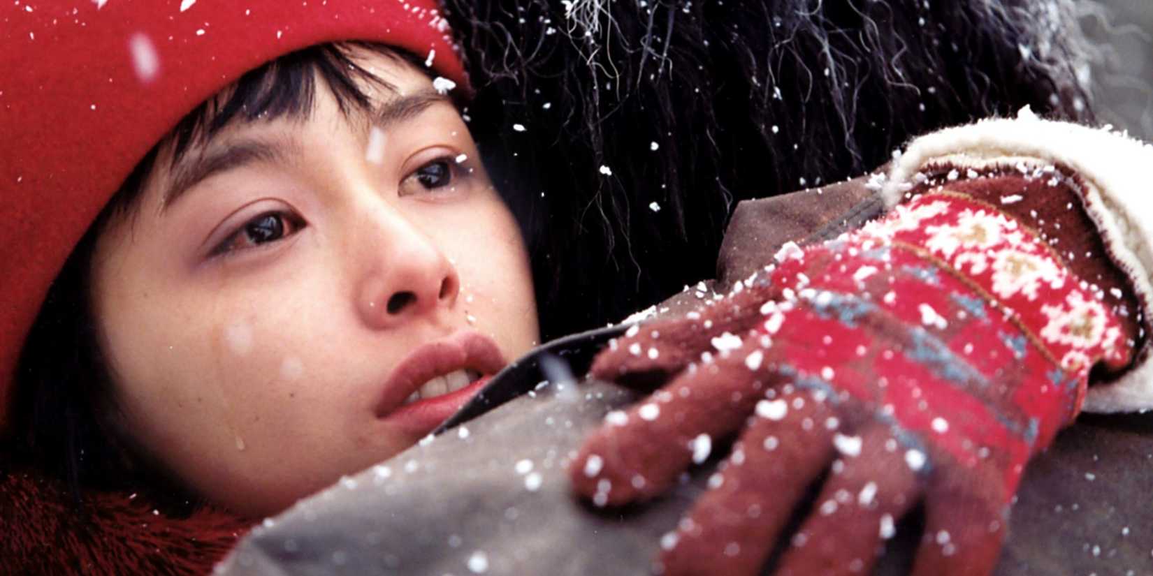 Hye-jepng Kang and Min-sik Choi hugging in the snow in Oldboy 2003