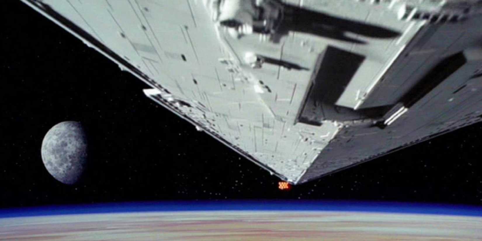 Star Destroyer chasing a smaller ship over a planet in 'Star Wars' (1977)