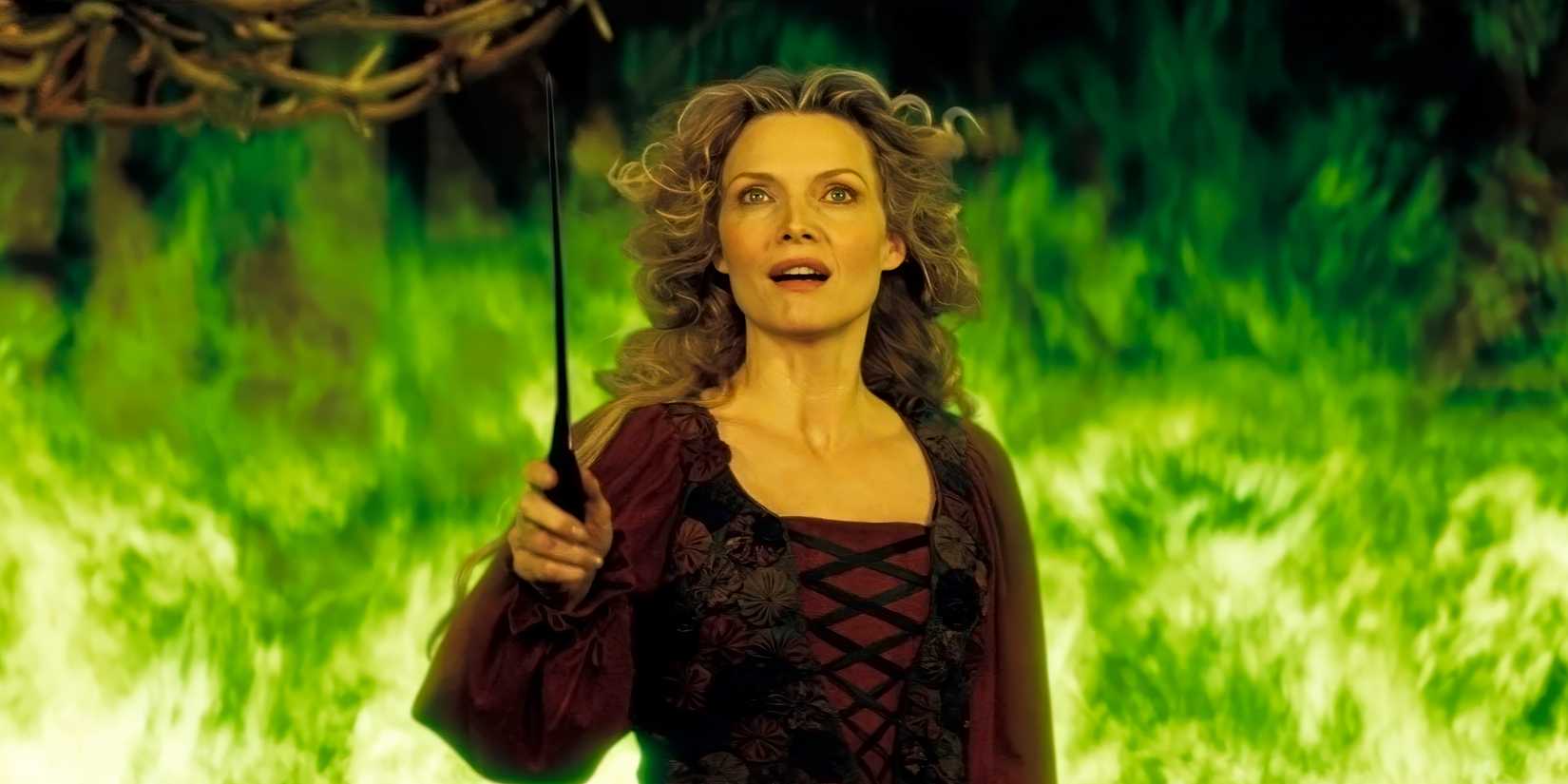 Michelle Pfeiffer as Lamia holding a dagger with green flames behind her in Stardust