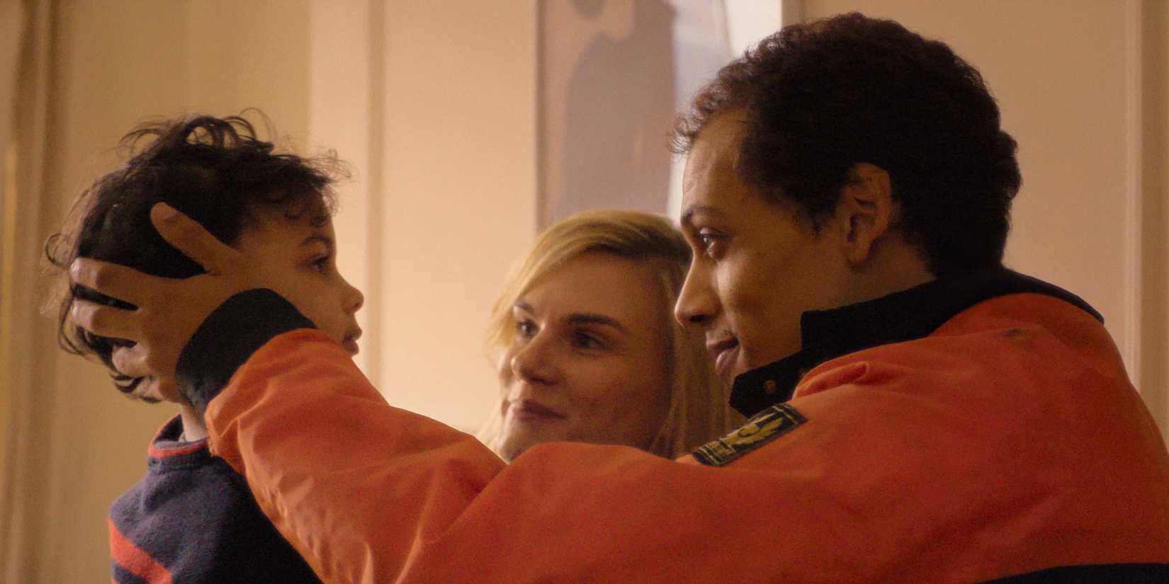 Jahsaiah Williams como Alex Hanscombe, Eleanor Williams como Rachel Nickell, Jordan Bolger como Andre Hanscombe en The Witness