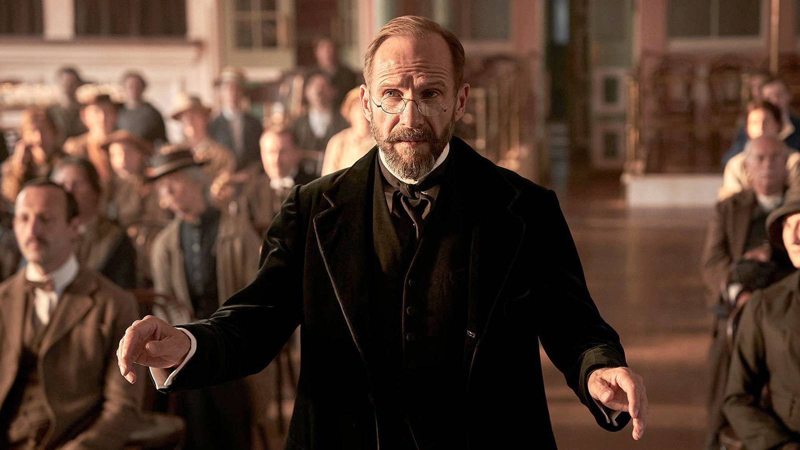 El juego subtitulado sobre crímenes de la Primera Guerra Mundial de Ralph Fiennes finalmente llega a Netflix El juego subtitulado sobre crímenes de la Primera Guerra Mundial de Ralph Fiennes finalmente llega a Netflix