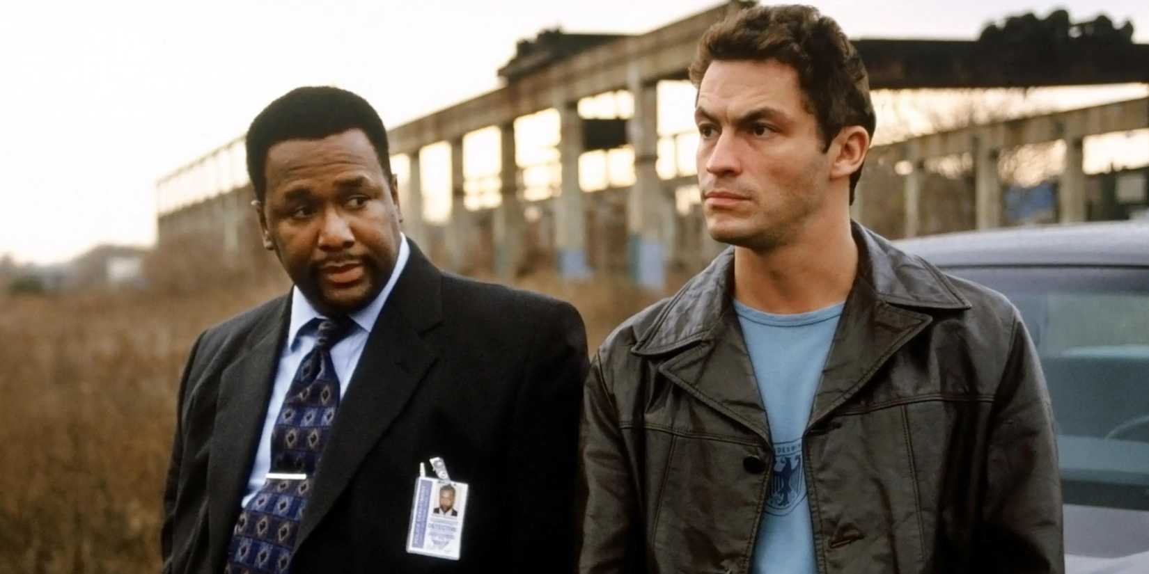 ويندل بيرس في دور بانك مورلاند ودومينيك ويست في دور جيمي ماكنولتي في حلقة من مسلسل The Wire.