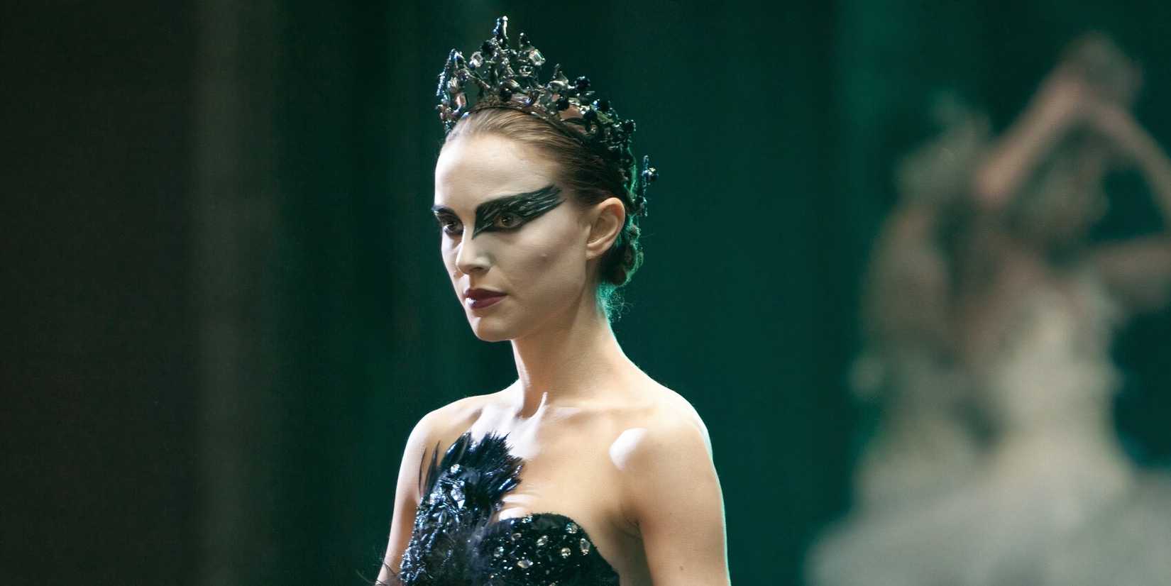 black swan, natalie portman as the black swan, looking creepy