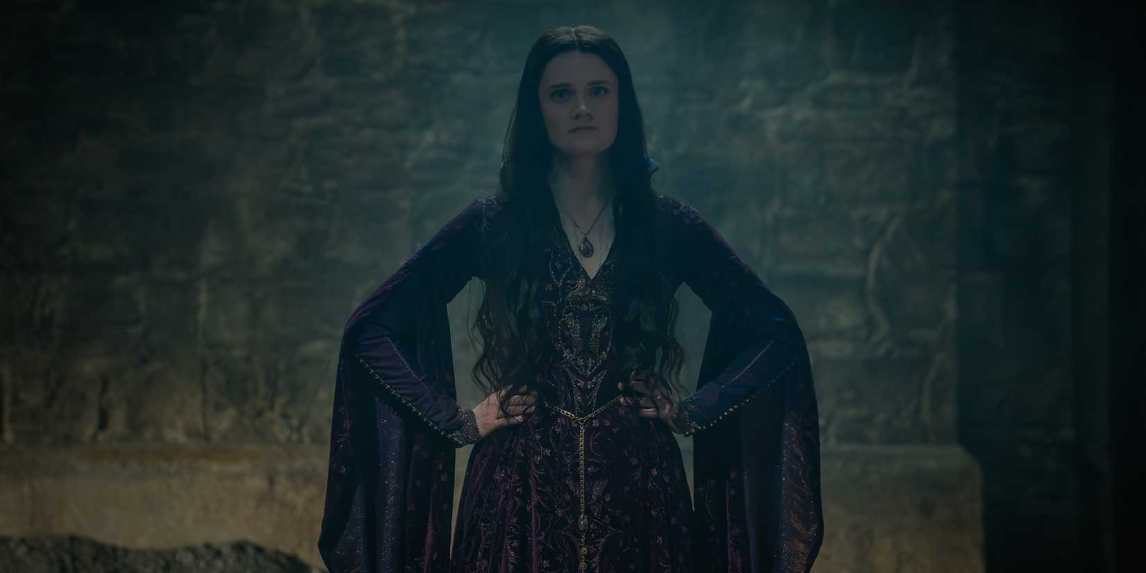 Gayle Rankin as Alys Rivers in House of the Dragon Season 3, standing with her hands on her hips in Harrenhal.