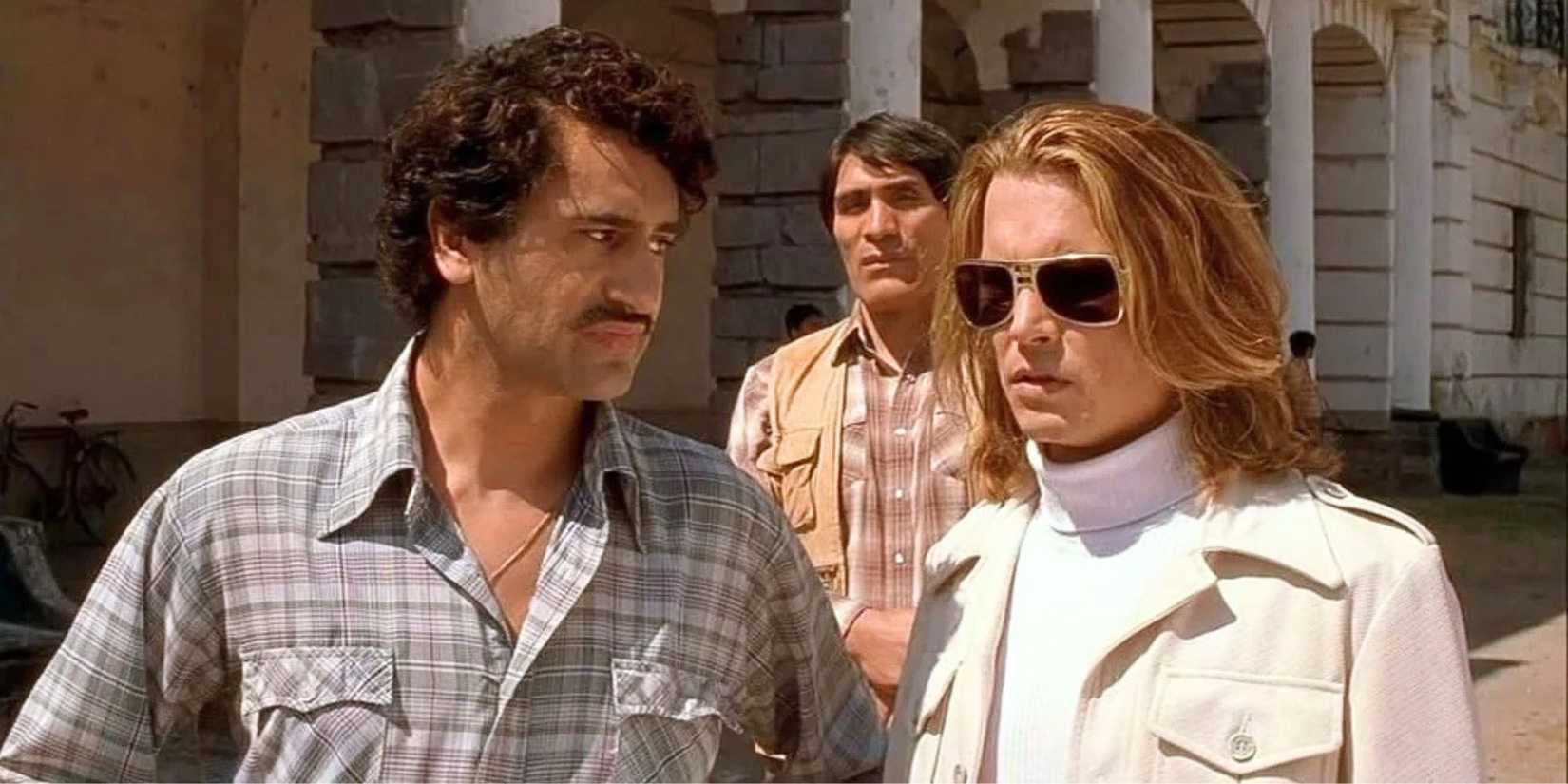 Johnny Depp standing next to Cliff Curtis in Blow (2001)