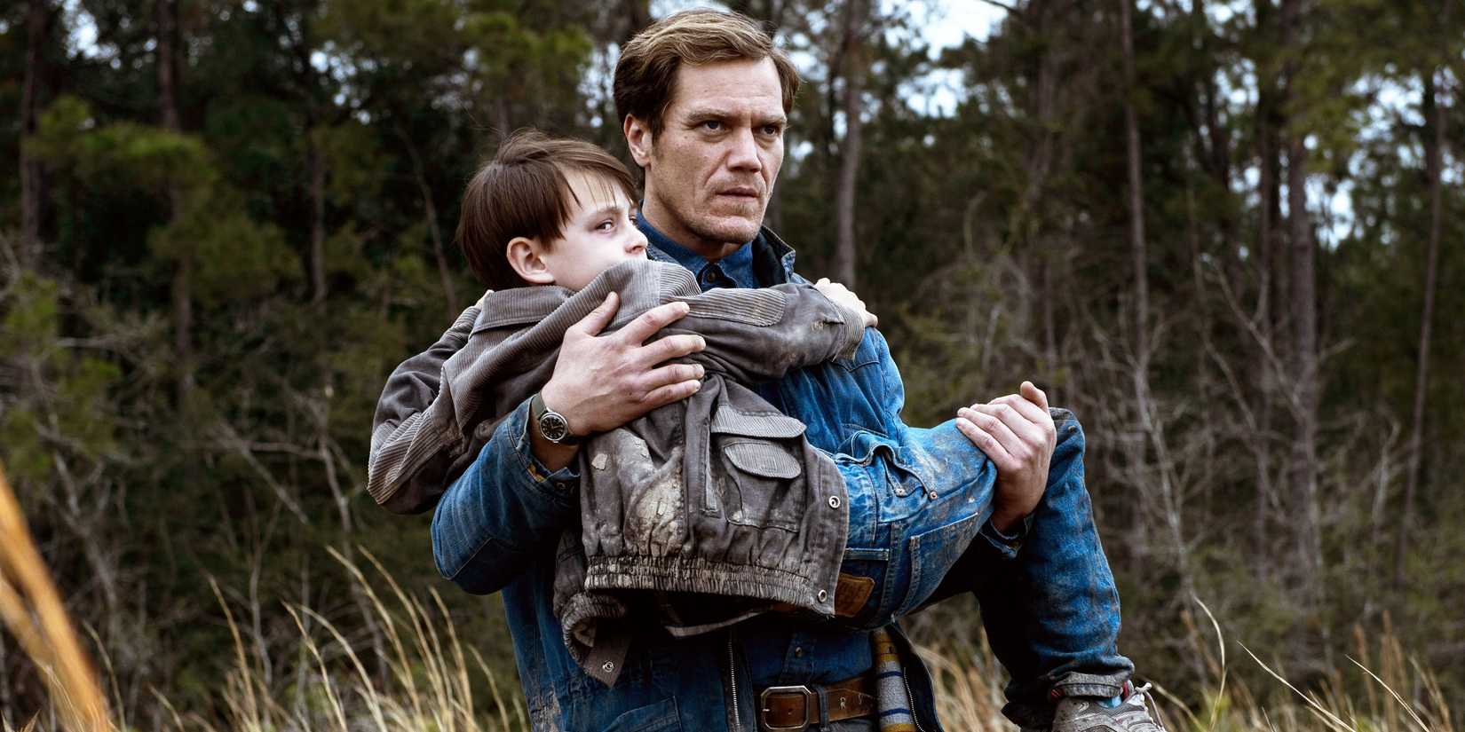 Michael Shannon carrying a child in Midnight-Special
