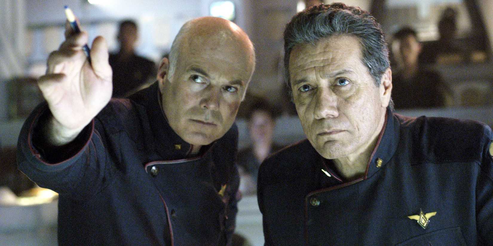 مايكل هوجان وجيمس إدوارد أولموس في Battlestar Galactica