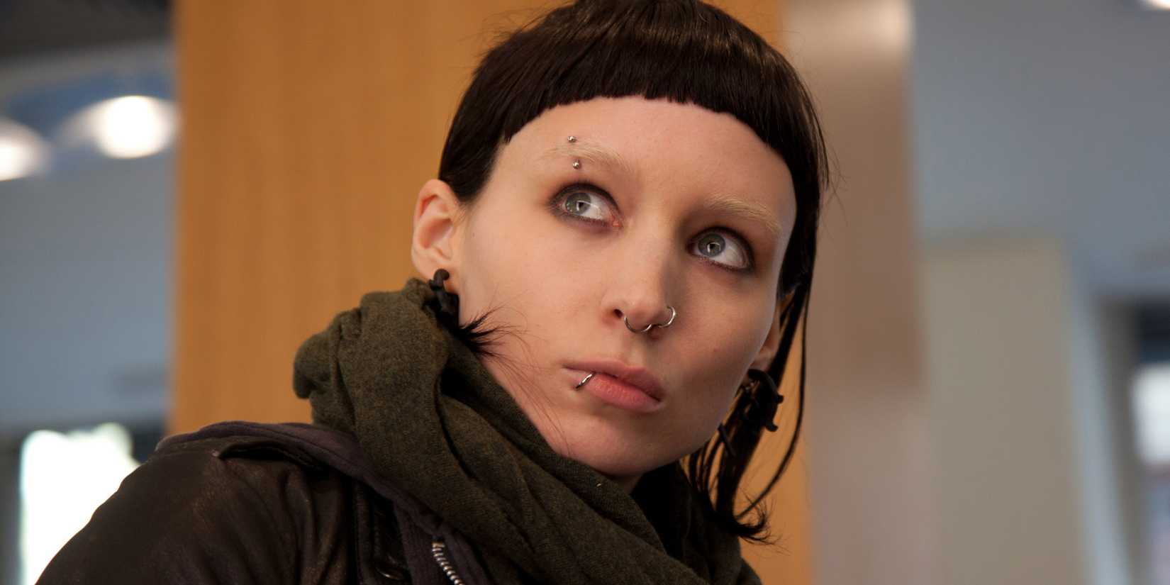 Rooney Mara looking up in The Girl with the Dragon Tattoo