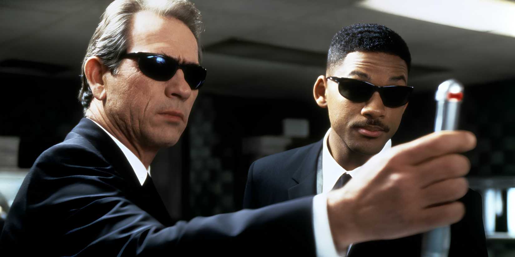 Agent K (Tommy Lee Jones) and Agent J (Will Smith) prepare to use neuralyzer in Men in Black.