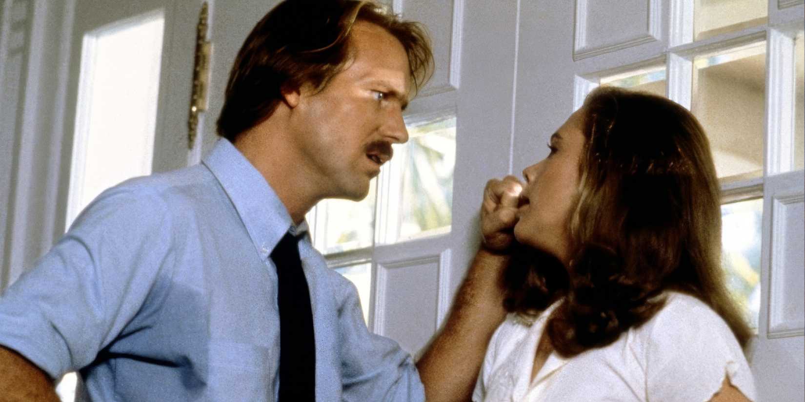 William Hurt cornerning Kathleen Turner in Body Heat