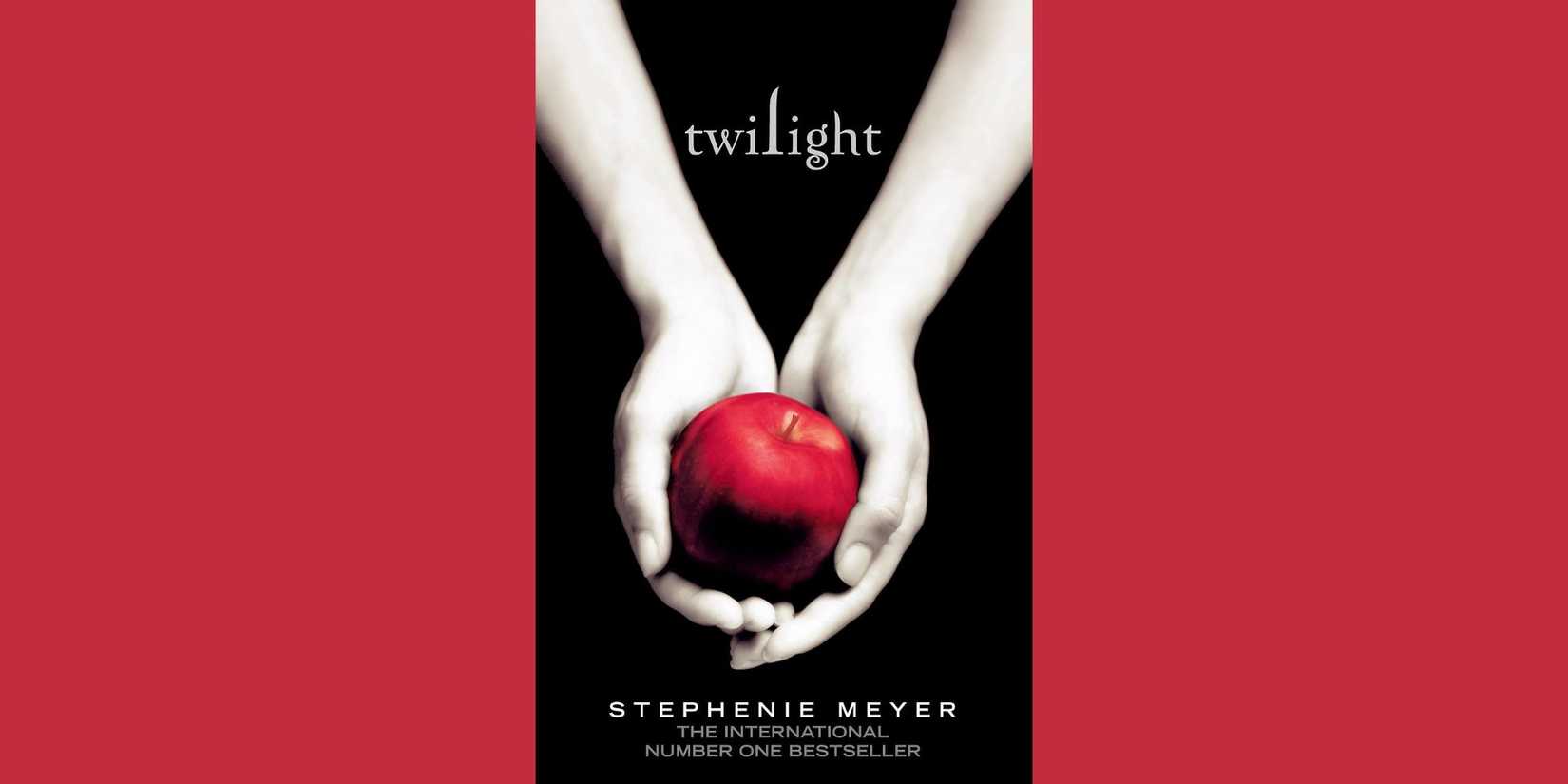 Hands holding apple in cover of 'Twilight' by Stephenie Meyer